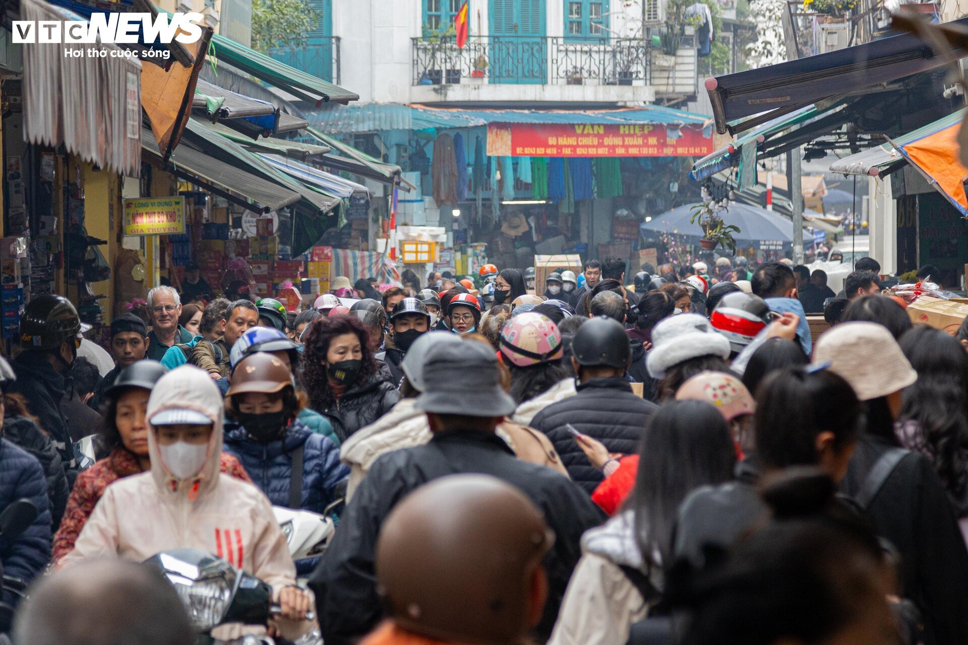 Người dân đổ xô sắm Tết, 'thủ phủ' bánh kẹo ở Hà Nội 'thất thủ' - 19