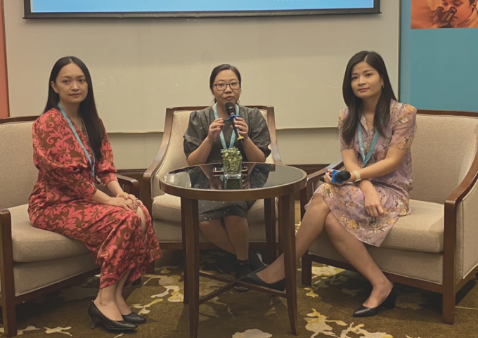 Mme Nguyen Thi Quynh Anh (couverture de gauche) et Mme Truong Van Anh (couverture de droite) lors d'une séance de partage d'expériences de candidature à un emploi au Salon des études à l'étranger de Nouvelle-Zélande 2023 le 15 octobre à Hanoi. Photo : Binh Minh