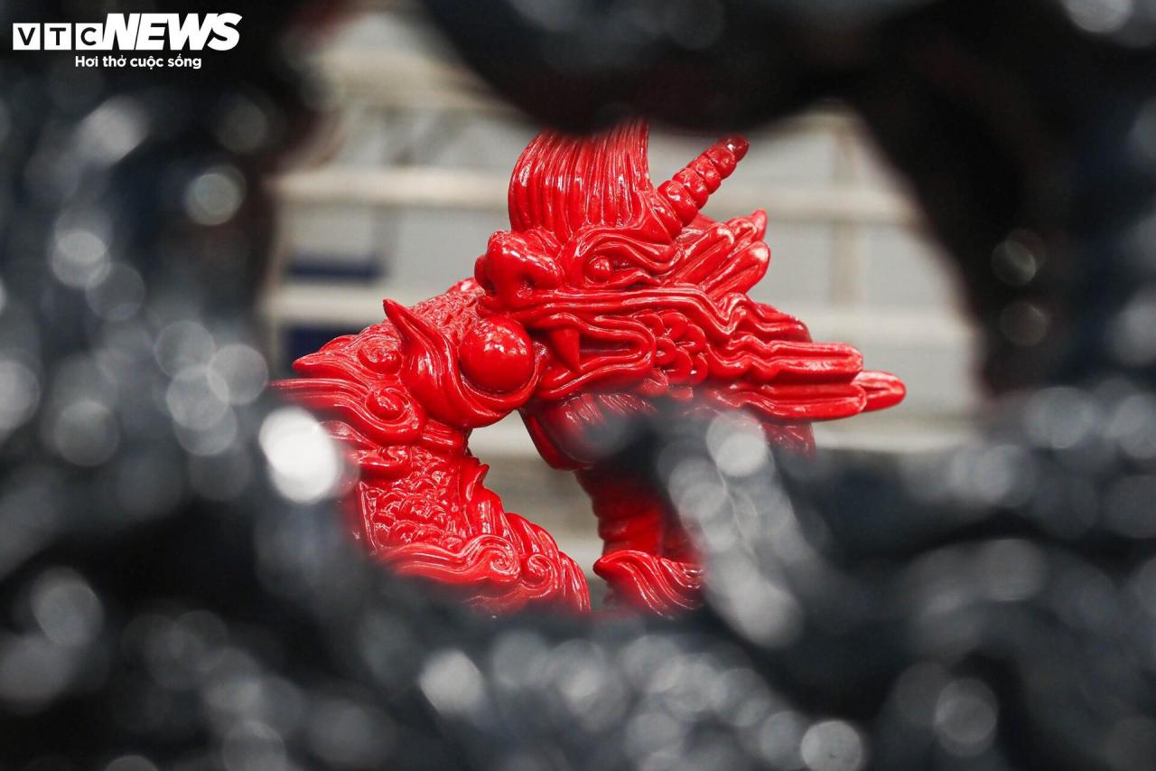 Primer plano de la mascota del dragón bañada en oro de 24k valorada en decenas de millones de dongs para dar la bienvenida al Año del Dragón - 3