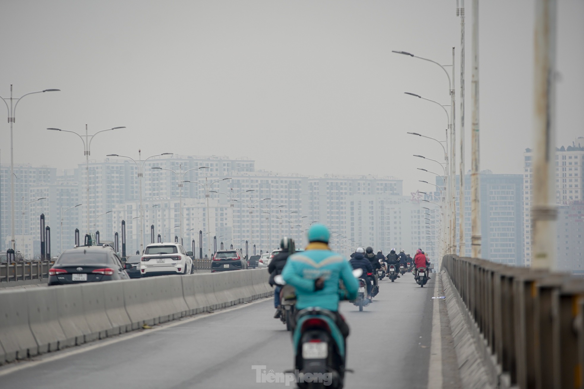 Hanoi is covered in fine dust from morning to afternoon, many buildings 'disappear' photo 15