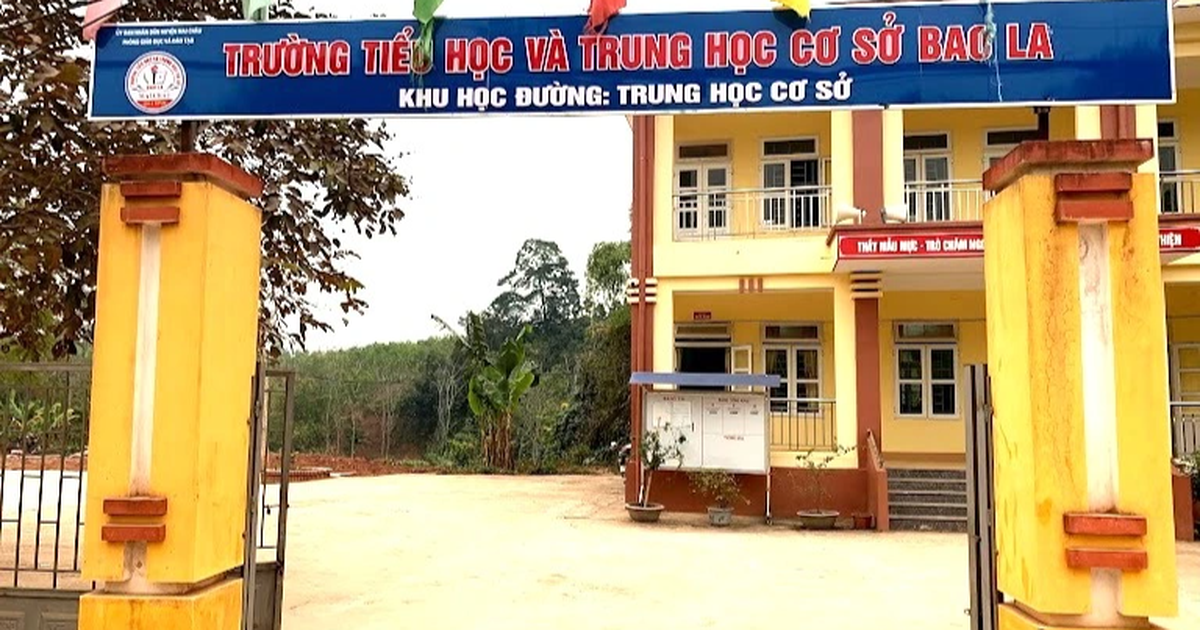 Uống chung chai nước ngọt "lạ", 4 học sinh ngộ độc