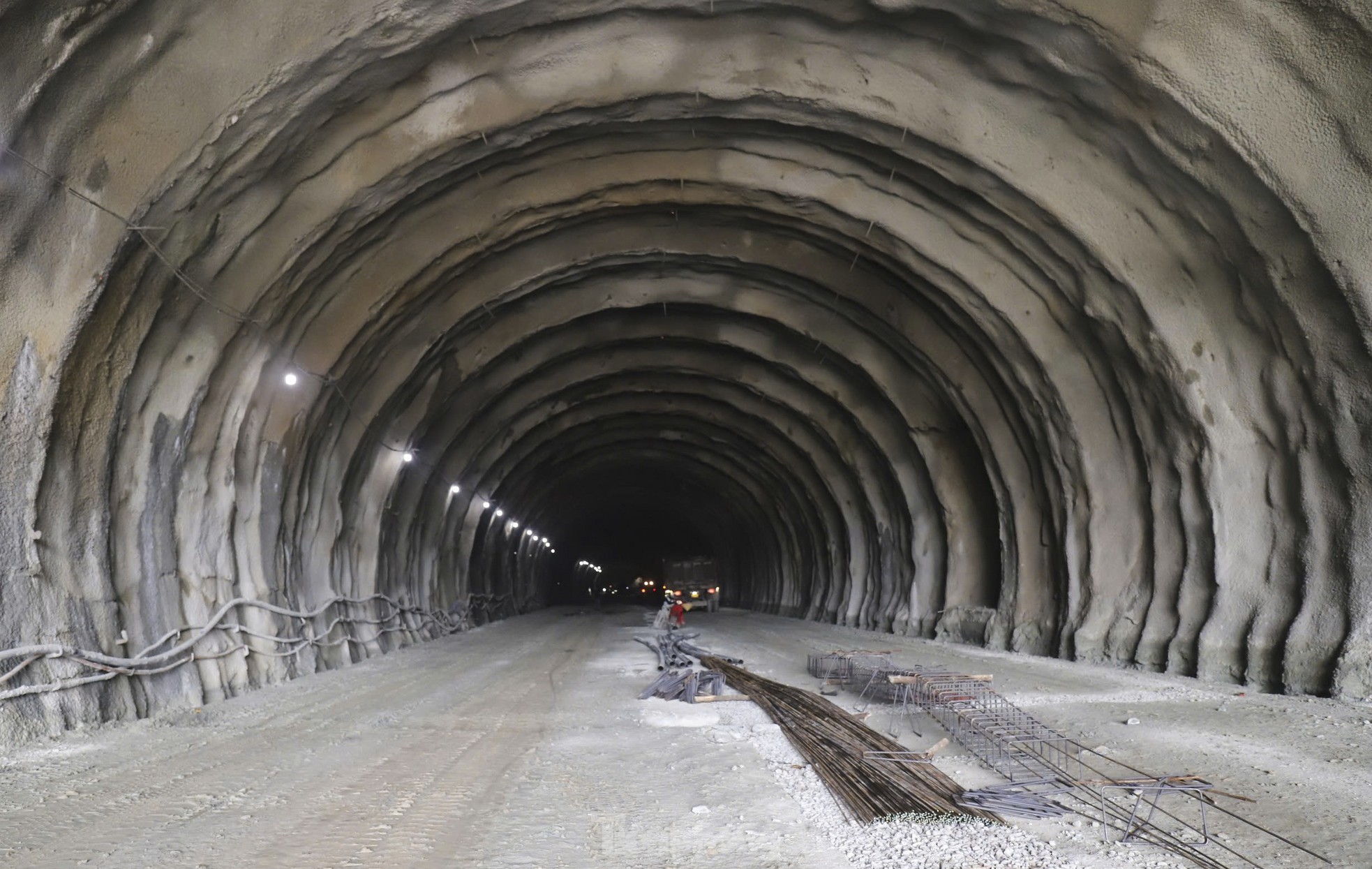 La construction de l'autoroute de 100 km de long à travers Ha Tinh est sur le point d'être achevée, photo 11