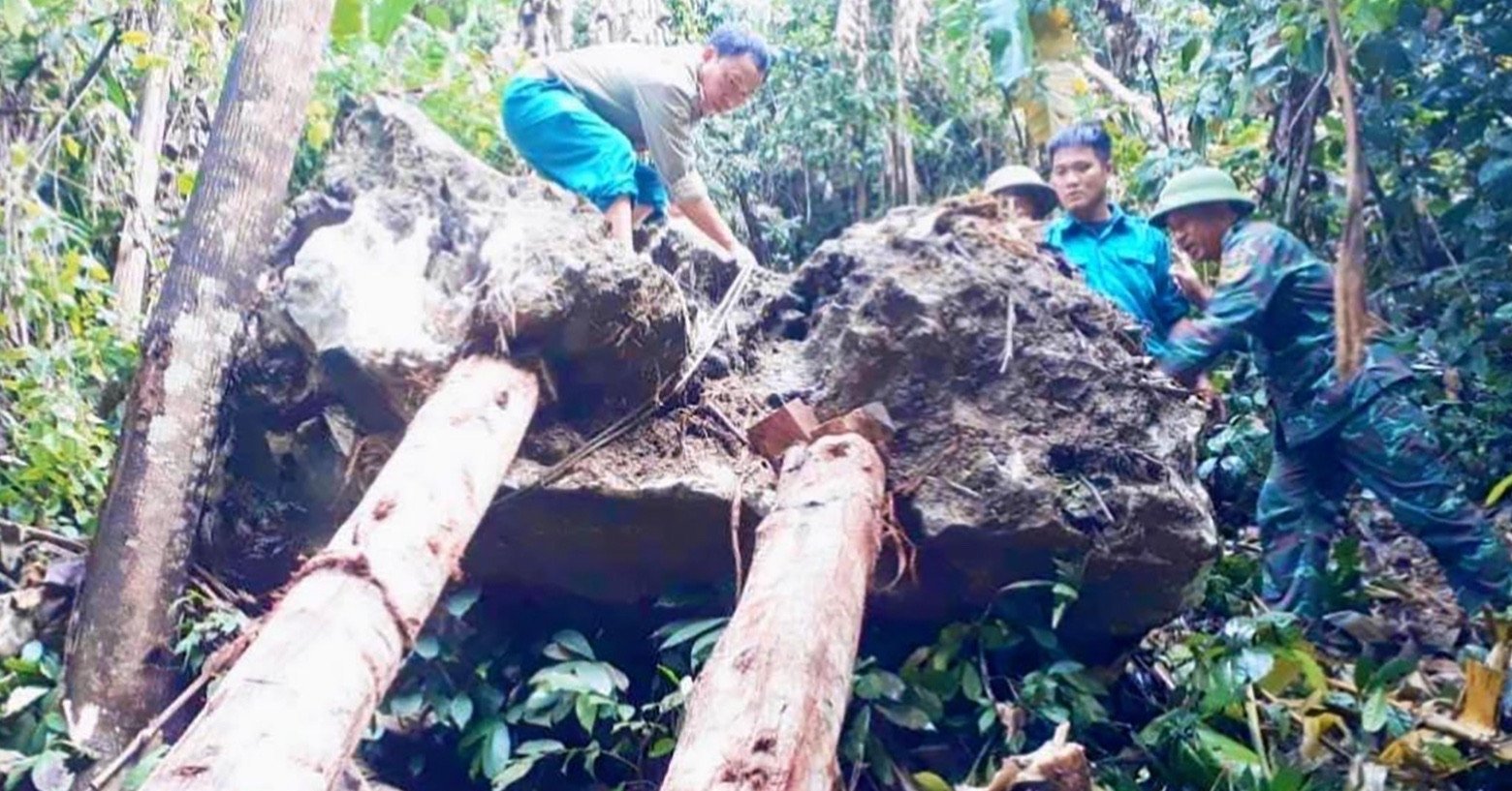 Support the dozens of tons of rock threatening people's houses in Nghe An