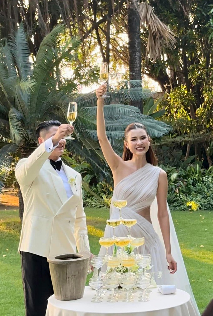 The bride and groom raise their glasses with wedding guests. Photo: Vinh Duy