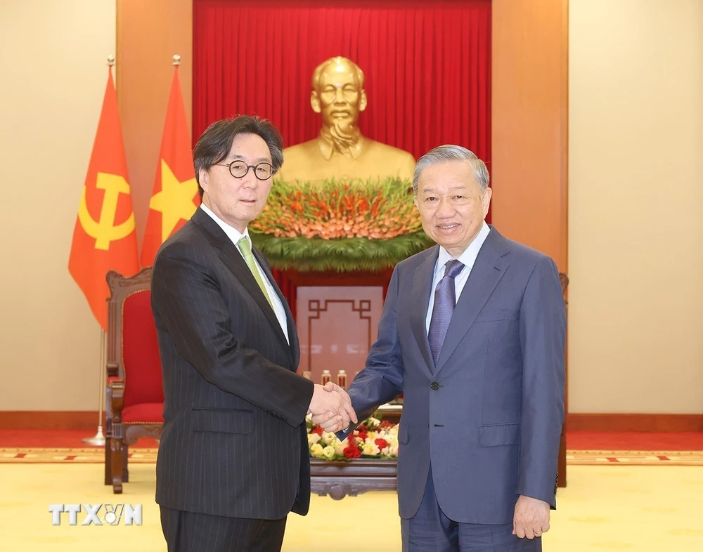 ト・ラム事務総長兼大統領は、韓国のユン・ソクヨル大統領の特使兼外交安全保障担当特別顧問であるチャン・ホジン氏と会見した。（写真：トリ・ドゥン/VNA）