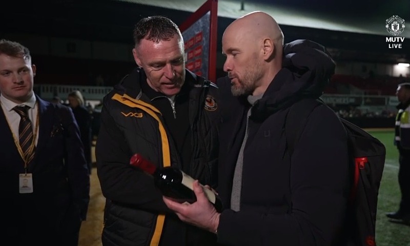 Ten Hag gives his opponent a bottle of wine