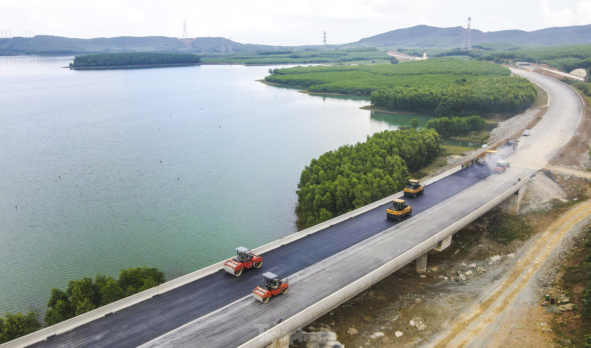 La construction de l'autoroute de 100 km de long à travers Ha Tinh est sur le point d'être achevée, photo 5