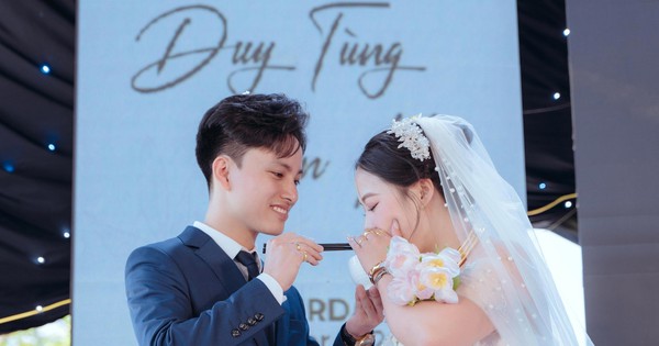 Le marié de Hanoi a trempé un pot chaud et a invité la mariée à en profiter directement sur la scène du mariage