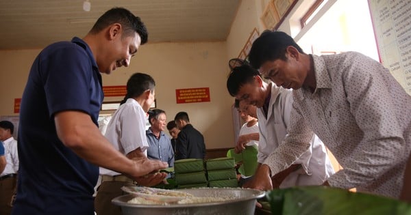 Toda la comuna compitió para envolver 2.000 banh chung para ofrecerlos al rey Mai Hac De.