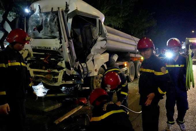 La policía rompió la puerta para sacar al conductor de la cabina. Foto: Kha Nguyen