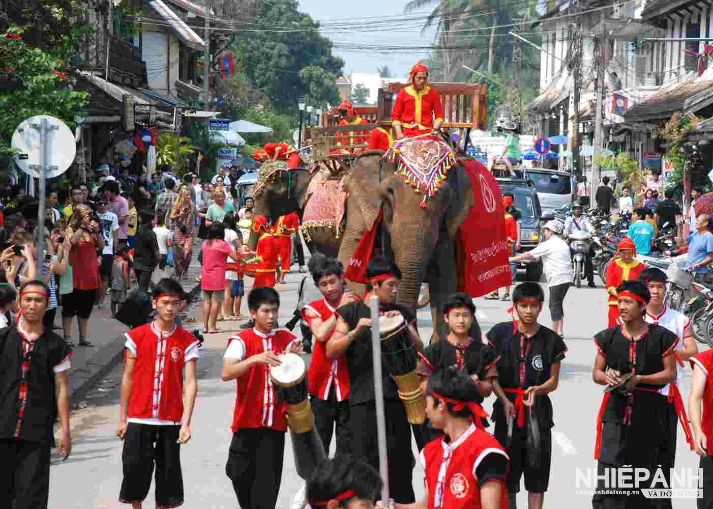 W_7_le-ruoc-voi-qua-duong-pho-o-luong-pra-bang.jpg