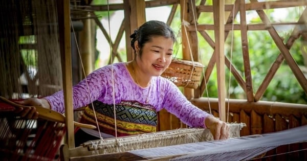 Chieng Chau Brocade Weaving Cooperative helps women have jobs and stable income