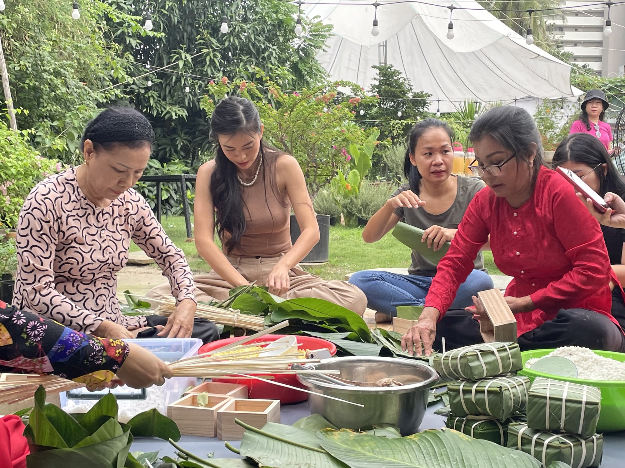 Bánh chưng, nồi thịt kho và tình yêu văn hóa Tết Việt - Ảnh 2.