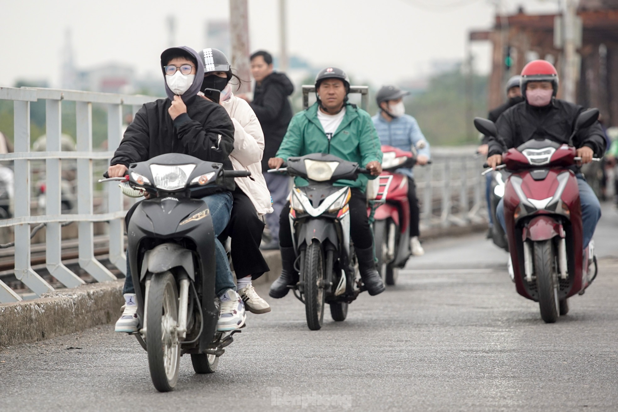 Hanoi is covered in fine dust from morning to afternoon, many buildings 'disappear' photo 19