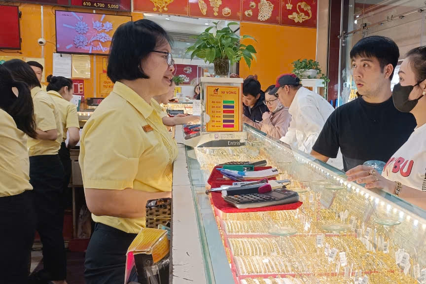 Gold price 'collapses' again and strange reactions of HCMC residents