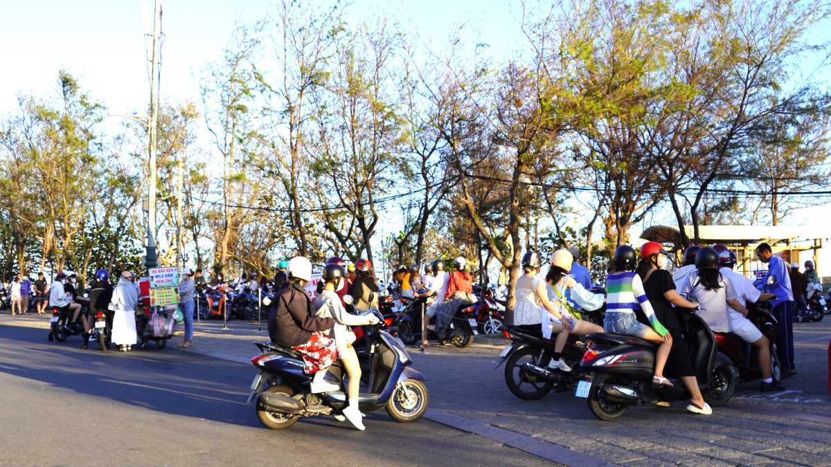 Parken Sie Ihr Auto am Nachmittag am Kap Nghinh Phong, gegenüber dem Eingang zur Christusstatue. Foto: Thanh An