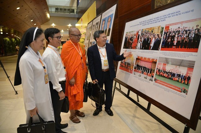 Các đại biểu tham quan Triển lãm trưng bày hình ảnh khối đại đoàn kết toàn dân tộc và kết quả công tác Mặt trận nhiệm kỳ 2019-2024 (ảnh: Nguyễn Cường)