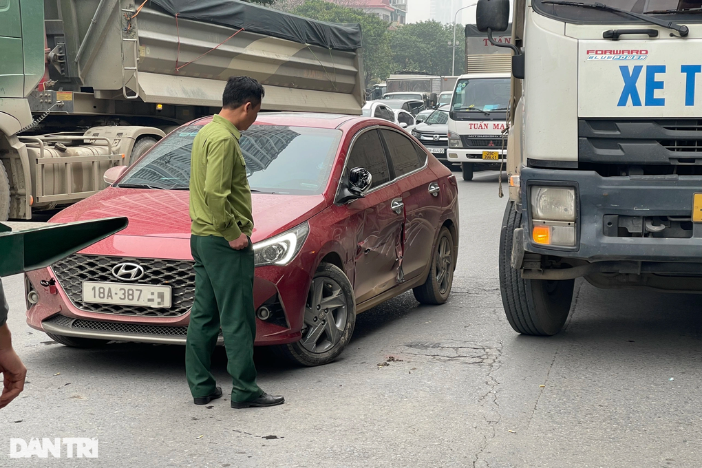 Hà Nội: Hai ô tô va chạm trước lối lên Vành đai 3, giao thông ùn ứ cục bộ - 2