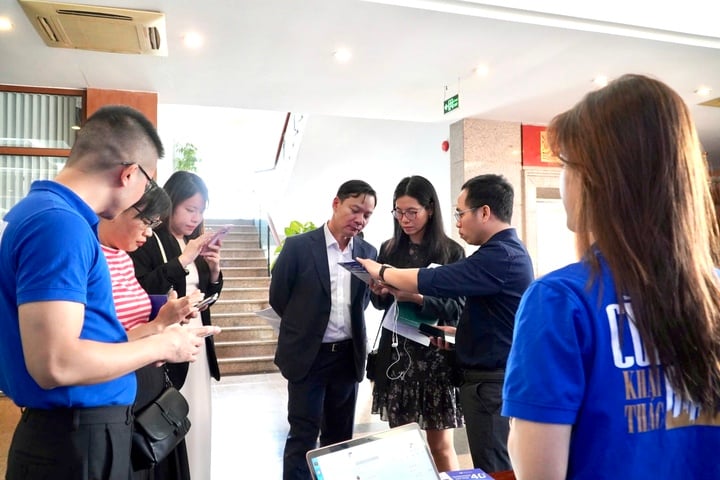 Les visiteurs visitent le stand et écoutent la présentation des produits du Groupe Meey.