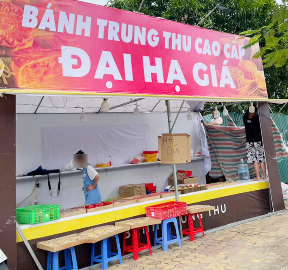 Một quầy bánh treo biển “bánh Trung thu cao cấp đại hạ giá" tại Hà Nội vắng bóng người mua.