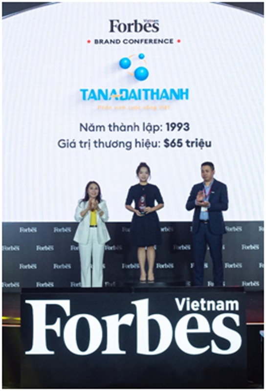 Bà Nguyễn Ngọc Thùy Dương, Phó TGĐ Tập đoàn Tân Á Đại Thành nhận chứng nhận vinh danh từ Forbes Việt Nam (Ảnh: Forbes Việt Nam) ảnh 2