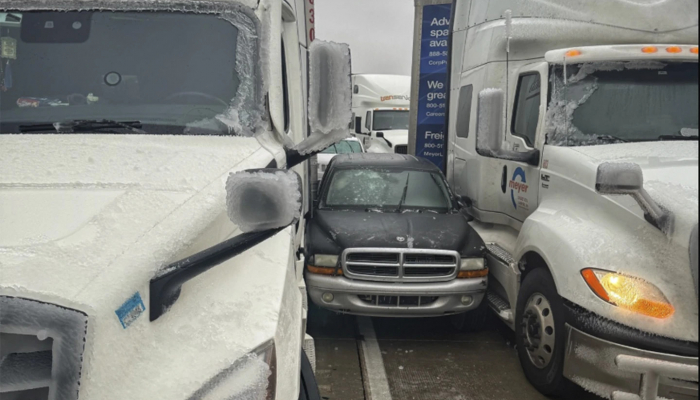 Une tempête de neige record frappe les États-Unis, paralysant la circulation