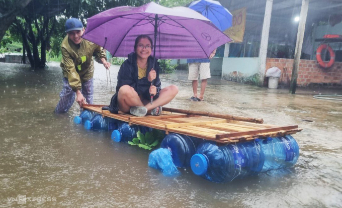 La balsa fue construida por el Sr. Nguyen con 10 barriles de agua de plástico. Foto: Dac Thanh