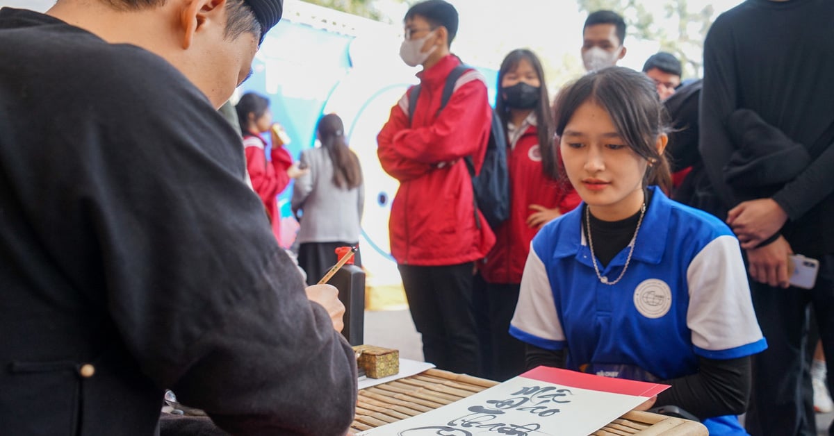 Studenten standen stundenlang Schlange, um Kalligraphie zu bekommen