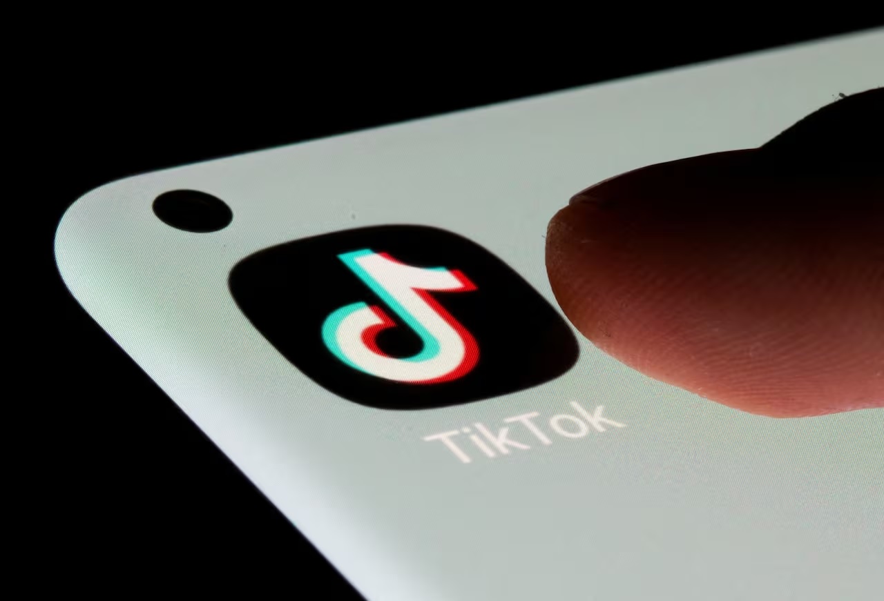 Trường học gỡ bỏ gương trong nhà vệ sinh để học sinh bớt làm clip TikTok- Ảnh 1.