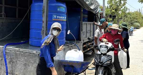 Trời nóng bức, hiệu trưởng đại học vận động tặng cả trăm khối nước sạch cho bà con