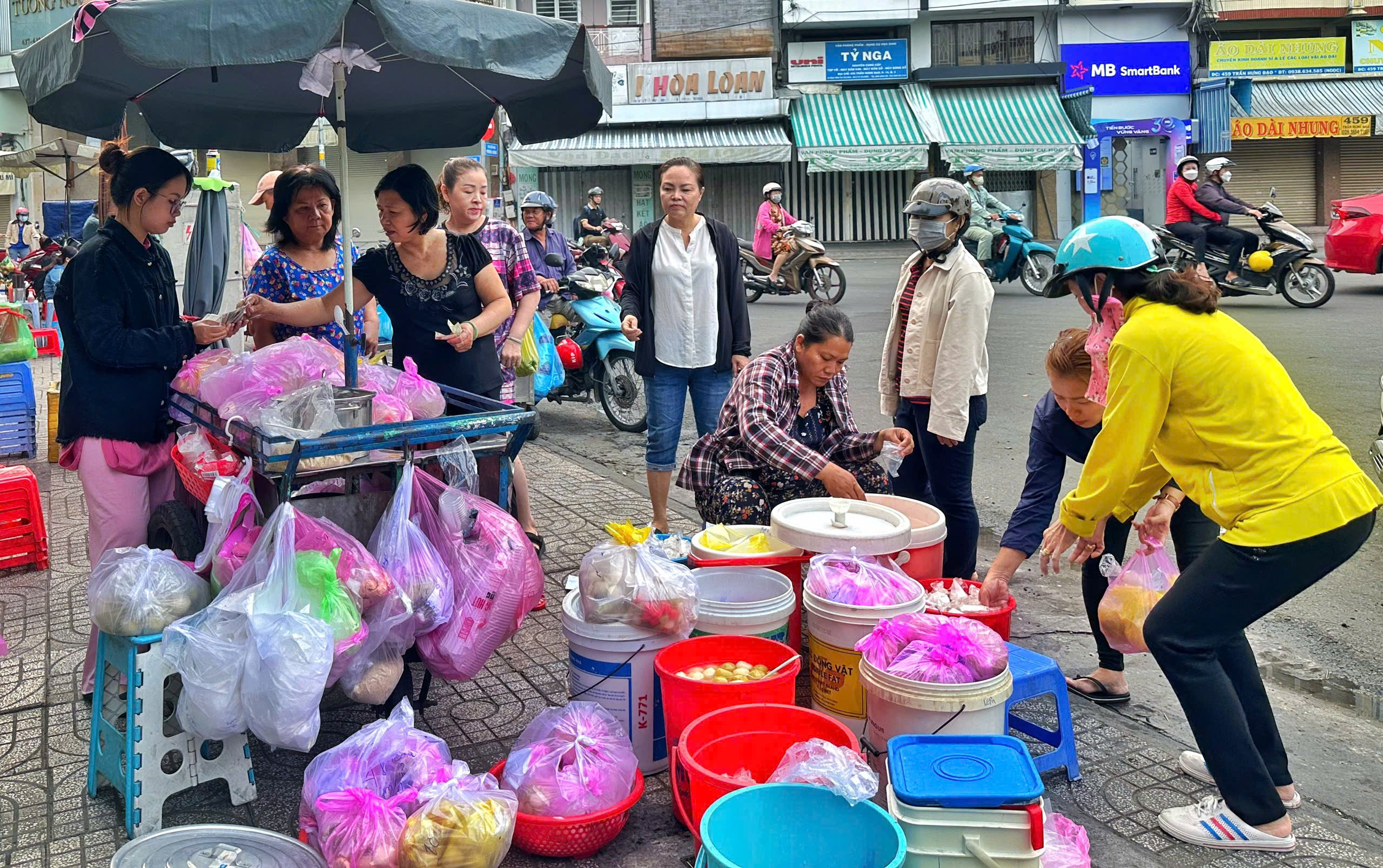 Vì sao sáng nay nhiều người đổi nghề... bán chè trôi nước ở Chợ Lớn, khách vây kín?- Ảnh 6.