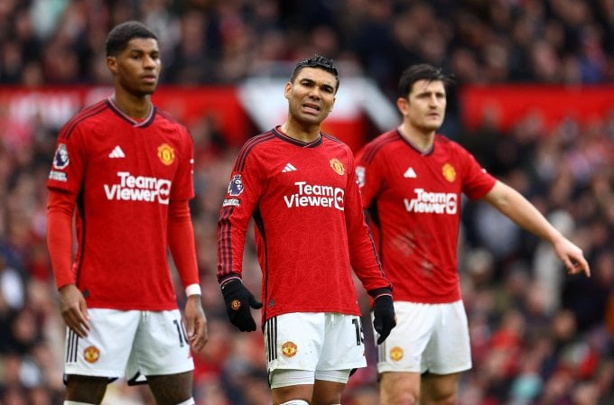 Casemiro (giữa) trong trận hòa Liverpool 2-2 ở vòng 32 Ngoại hạng Anh trên sân Old Trafford. Ảnh: AFP