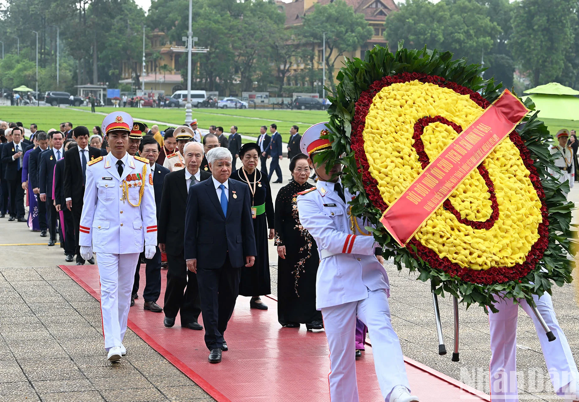 Les délégués participant au 10e Congrès national du Front de la patrie du Vietnam visitent le mausolée du président Ho Chi Minh, photo 1