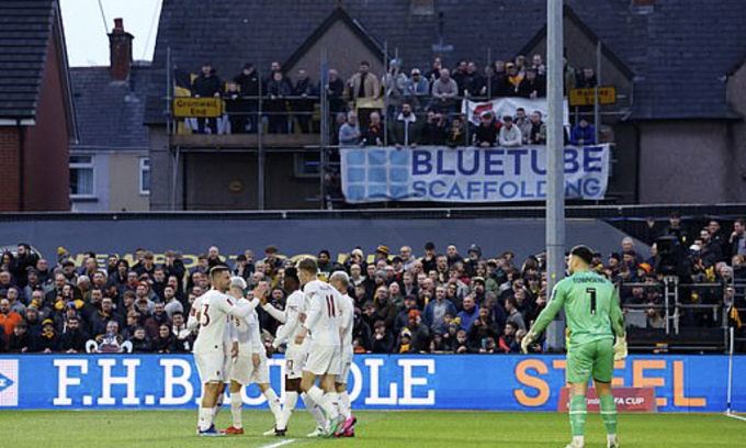 Man Utd (áo trắng) mừng bàn thứ hai vào lưới Newport, trên sân Rodney Parade, xứ Wales, vòng bốn Cup FA tối 28/1/2024. Ảnh: Reuters