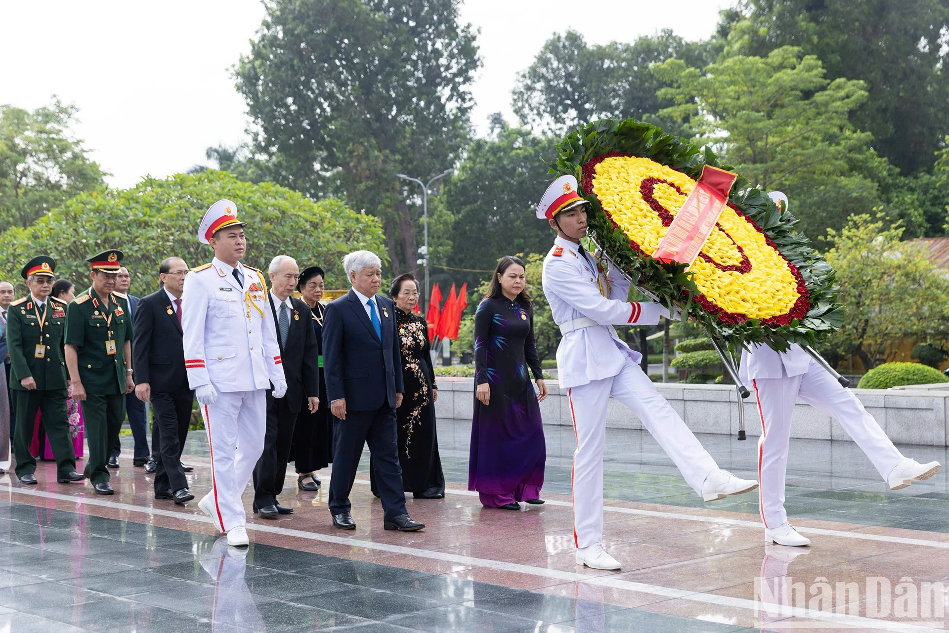 Les délégués participant au 10e Congrès du Front de la Patrie du Vietnam visitent le mausolée du président Ho Chi Minh, photo 4