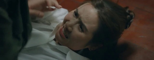 Phân cảnh Huyền Lizzie bị cưỡng bức. Ảnh: Cắt từ clip