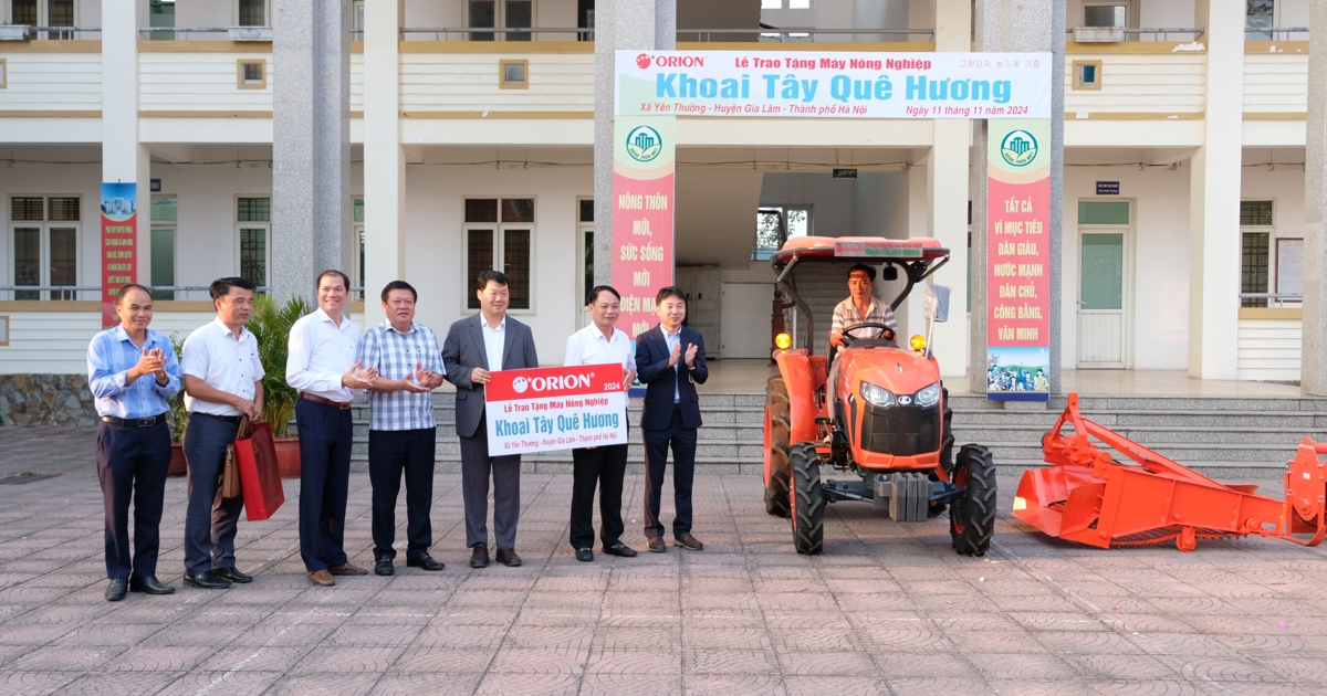 Orion Vina donates agricultural machines to support farmers in Gia Lam district