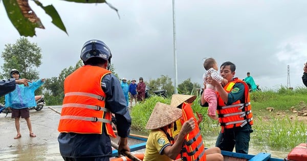 Las inundaciones aumentan rápidamente y decenas de casas en Quang Ngai quedan sumergidas bajo el agua