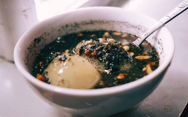 Che troi tau oder Sui Din ist eine Kuchensorte, die aus China stammt. Der Kuchen hat eine ähnliche Form wie Banh Troi, ist aber größer, außen in schwarzem Sesam gewälzt, in heißem Ingwerwasser gekocht und zum Essen mit Erdnüssen und etwas Kokosraspeln bestreut. Foto: Foody