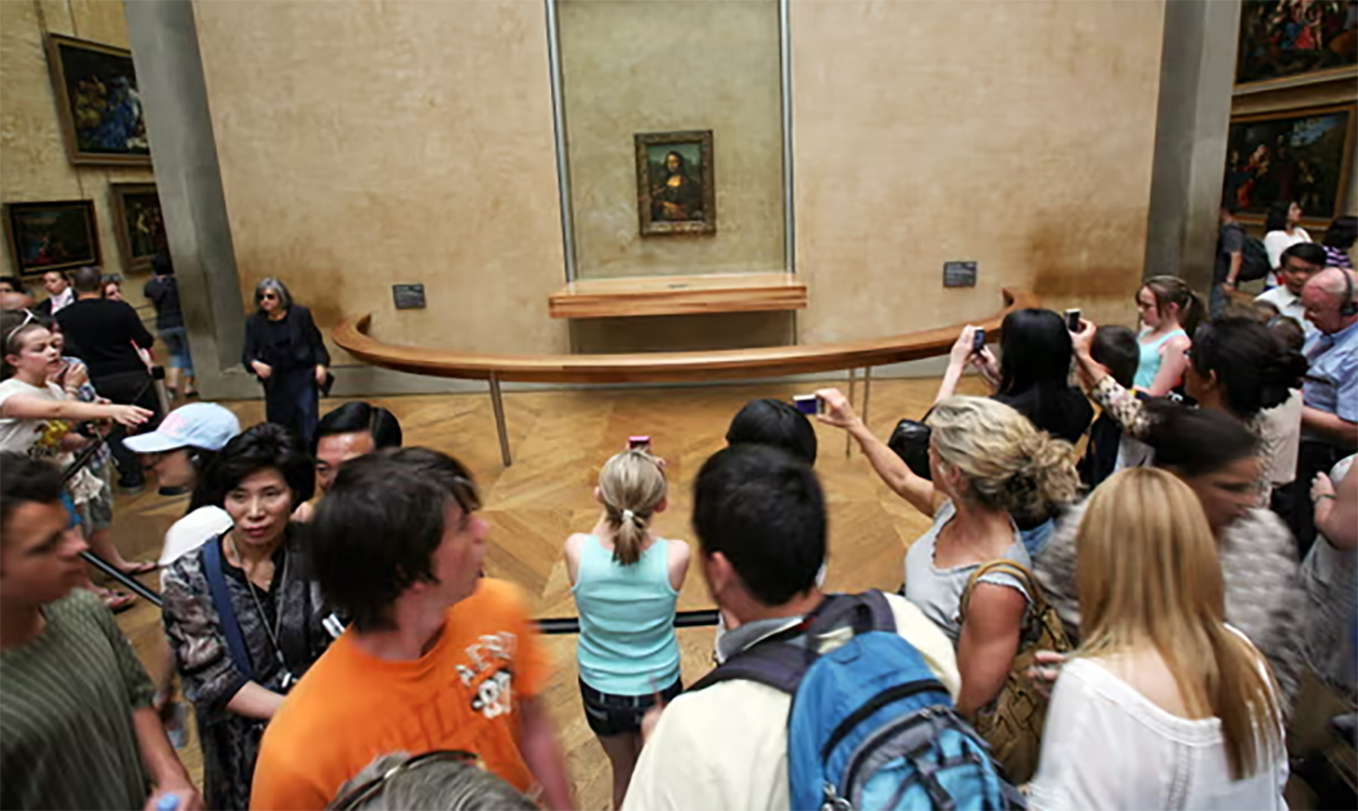 Người biểu tình tạt súp bí đỏ vào kiệt tác ‘Mona Lisa’ của Leonardo da Vinci- Ảnh 2.