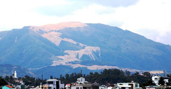 What is the planning orientation for Nine-Bend Mountain in Nha Trang?