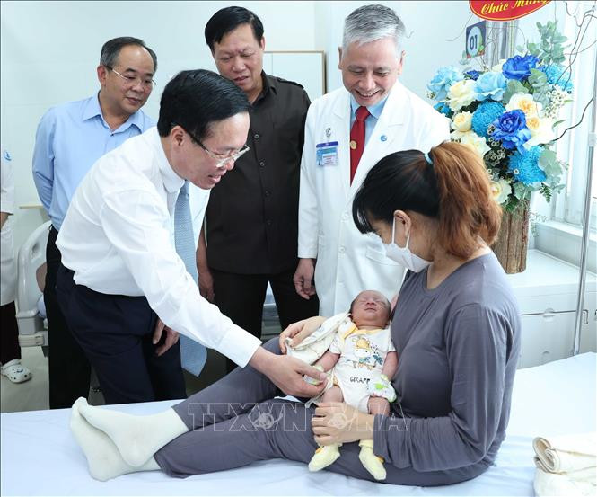 Le président Vo Van Thuong rend visite aux médecins et aux infirmières de l'hôpital pour enfants 1 et les encourage