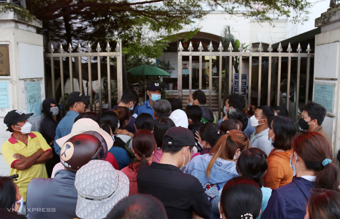 Trabajadores solicitan el retiro único del seguro social en Ciudad Ho Chi Minh, a finales de 2022. Foto: Dinh Van