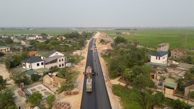 Die Verkehrsinfrastruktur von Nghe An wird zunehmend verbessert. Auf dem Foto ist die verlängerte, mit Asphaltbeton gepflasterte Nguyen Sy Sach-Straße zu sehen. Foto: Quelle benötigt