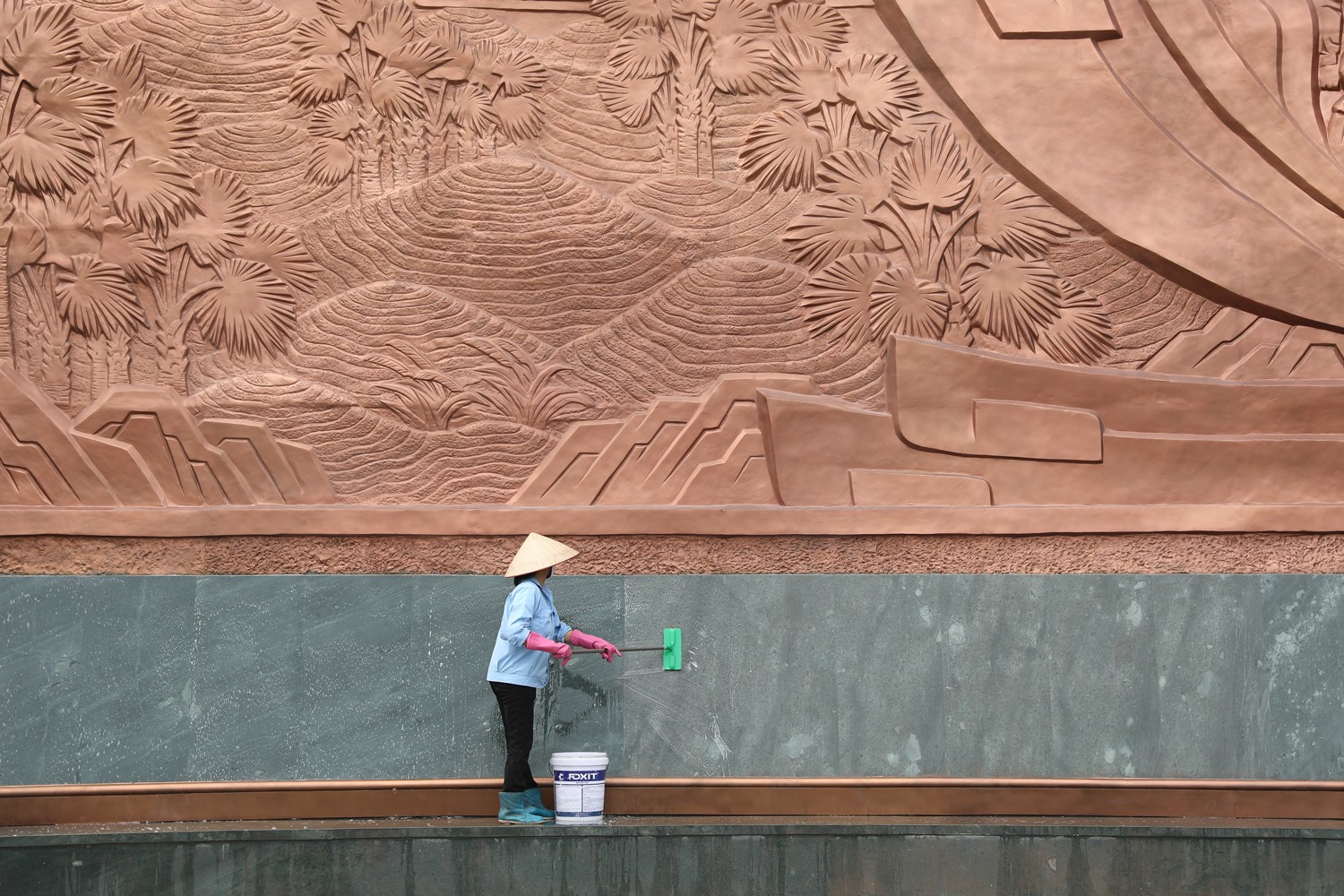 Primer plano del gran relieve 'Las palabras inmortales del tío Ho' en el Templo Hung, foto 8