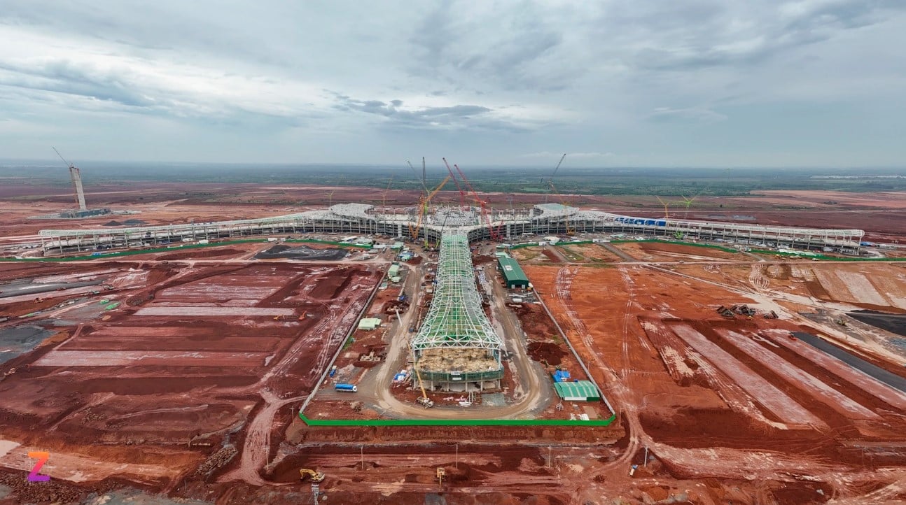 Installation de milliers de panneaux de verre sur le toit du terminal de l'aéroport de Long Thanh