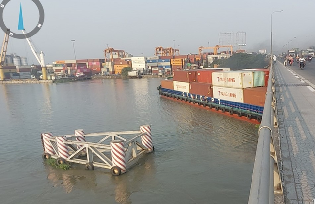 Dégâts initiaux après l'écrasement d'un navire de 4 600 tonnes sur le pont de Dong Nai, photo 1