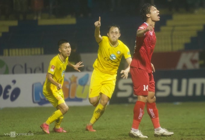 Thanh Long (middle) celebrates the goal that increased the score to 2-1 for Thanh Hoa, in the 3-2 win over Hai Phong in round 10 of V-League 2023-2024. Photo: Thanh Thanh