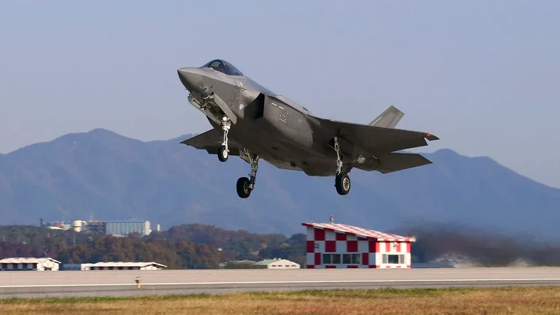 Ein F-35A-Kampfjet der südkoreanischen Luftwaffe nimmt am 31. Oktober 2022 an einer Militärübung in Gunsan, Südkorea, teil. Foto: AFP/VNA