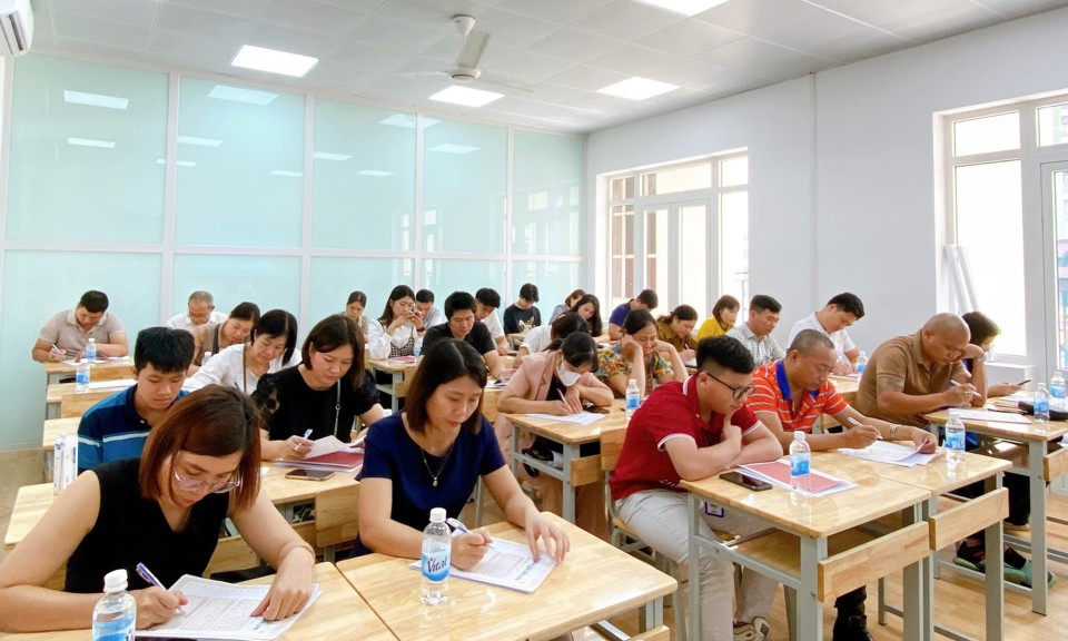 The relationship between family and school is always valued and promoted by Ha Dong High School.